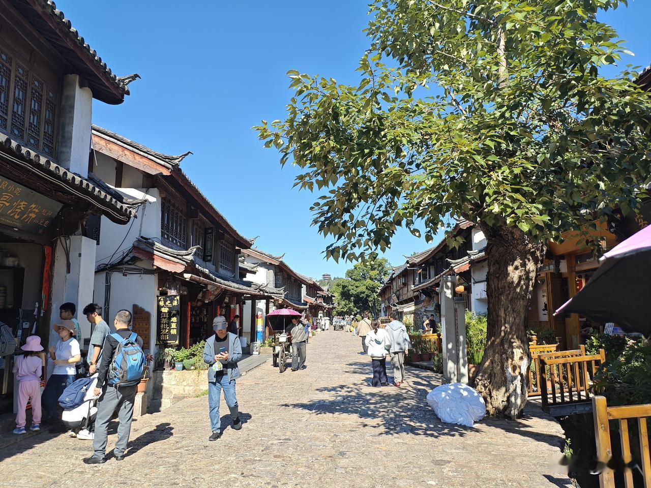 江城子38·丽江古城
青石板路绕流泉。
屋檐连，瓦生烟。
红灯垂挂，古寺隐花间。