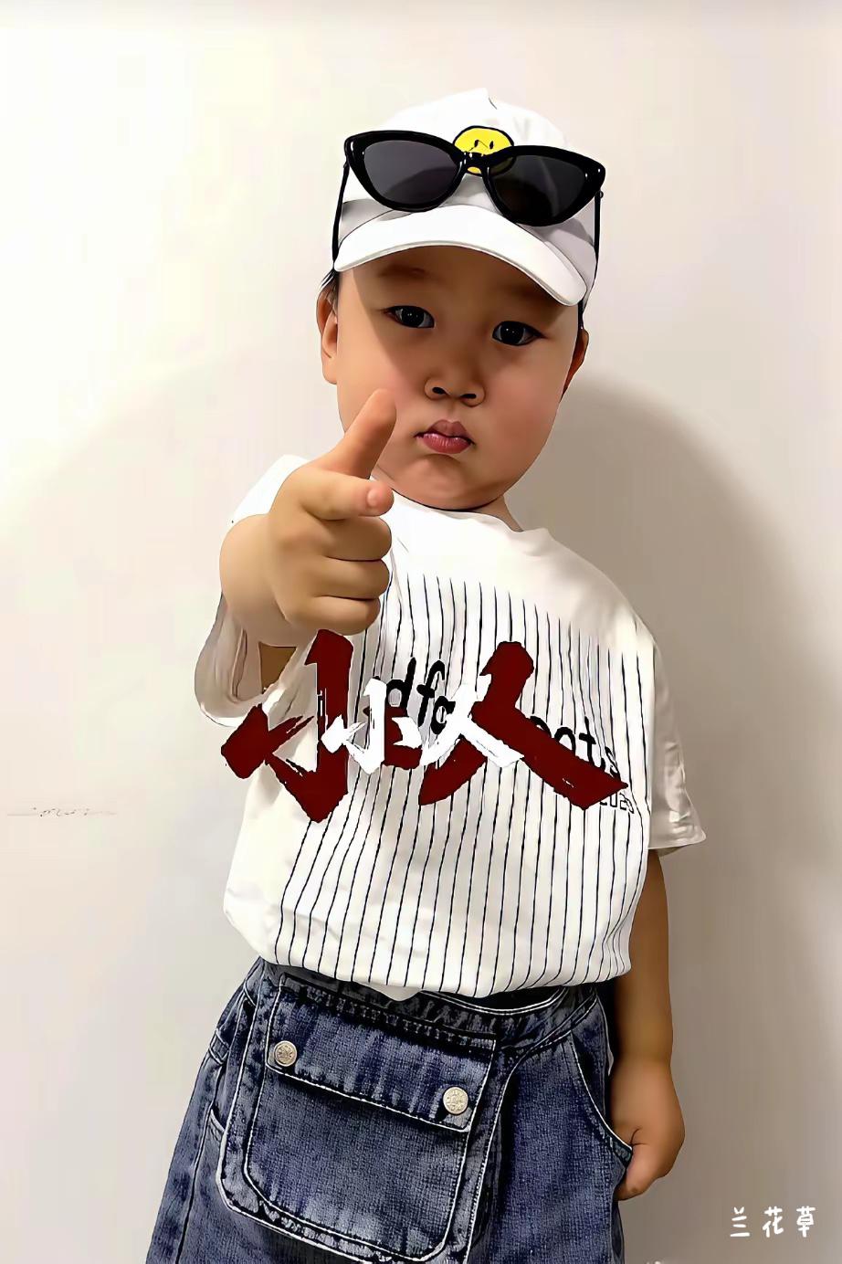 这娃在干什么？右手比枪对准屏幕外的你我他。  
吃饭就吃饭嘛，干么对准观看你的网