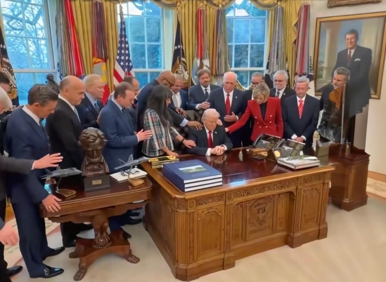 打击伊朗的“速战速决（4天）”计划失败后，祈祷真能给特朗普带来力量吗？
日前，特