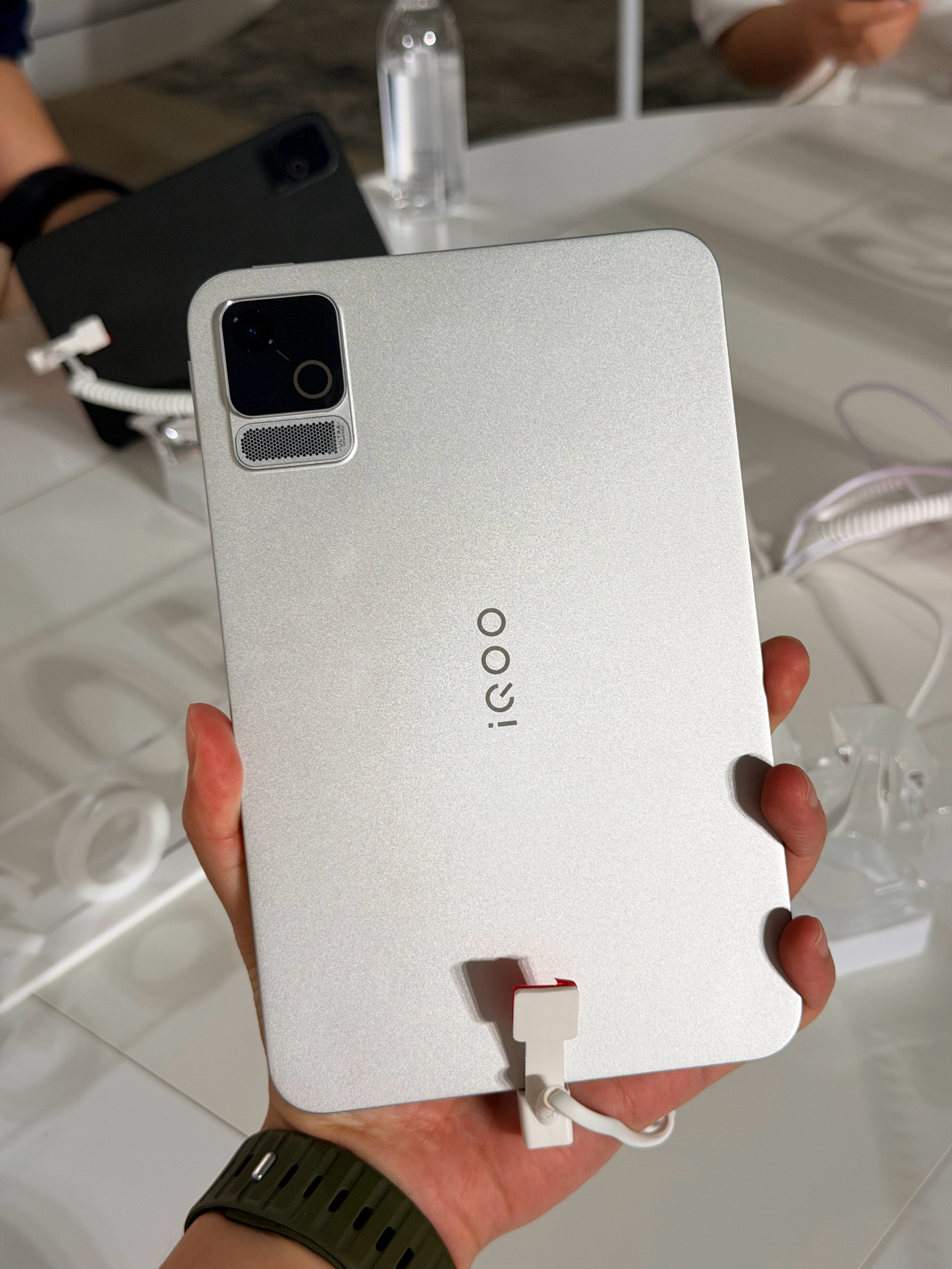 在VDC展台摸到了马上发布的iQOO Pad Ultra确实轻薄，而且边框极窄[