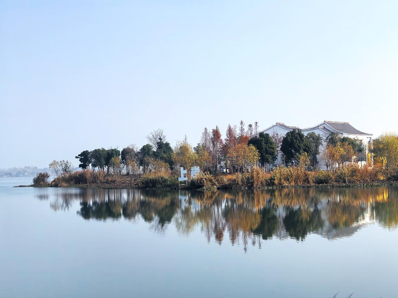 这张来自浙江湖州德清洛舍漾“上岸”的图，刷到就上岸！
这个世界能轻而易举、毫不费