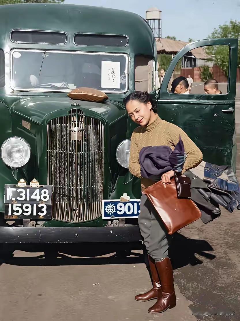 据说这是上个世纪30年代上海街头的画面，虽然这辆汽车看起来是一个老古董，非常具有