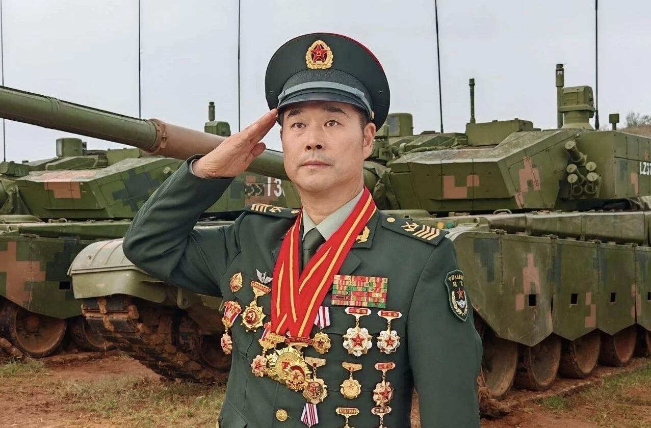 一级军士长丁辉从军33载

 6次站上阅兵场

5次驾驶装备方队 “第一车”
