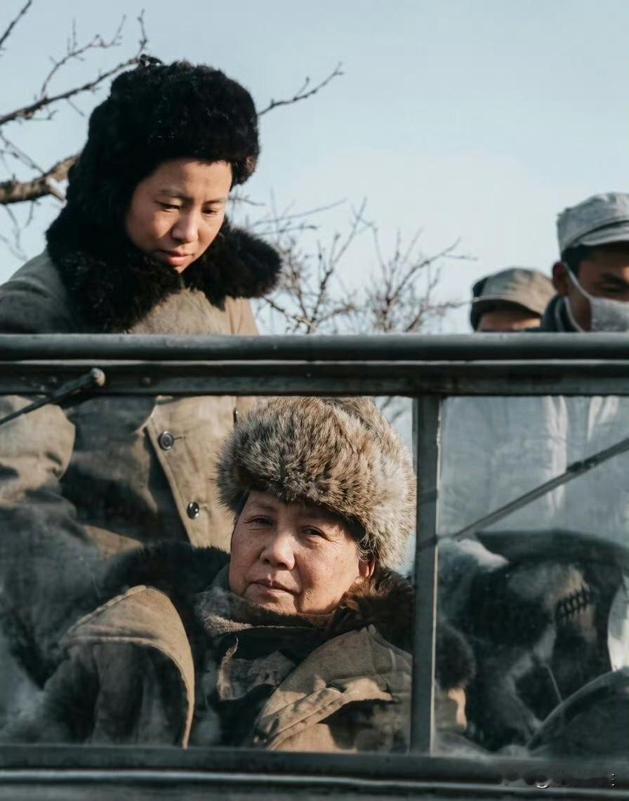老照片欣赏：

具体拍摄年月不详，但可以肯定是北方地区，冬季；  红太阳坐在军用