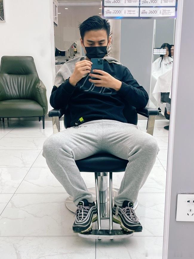 你们多久剪一次头发？我剪头发肯定比洗车勤，有时候不到2周就来一次洗剪吹。算了一下