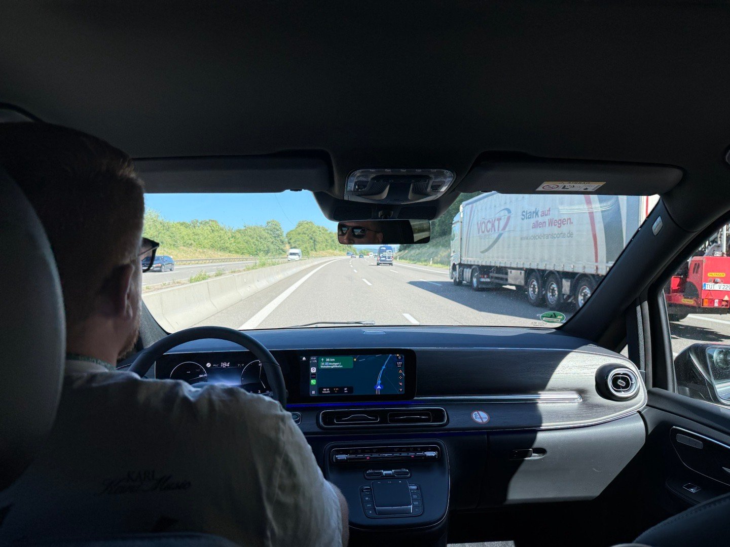 飞了21小时到法兰克福，还得坐200km的车。好在德国高速通行效率比较高，奔驰V
