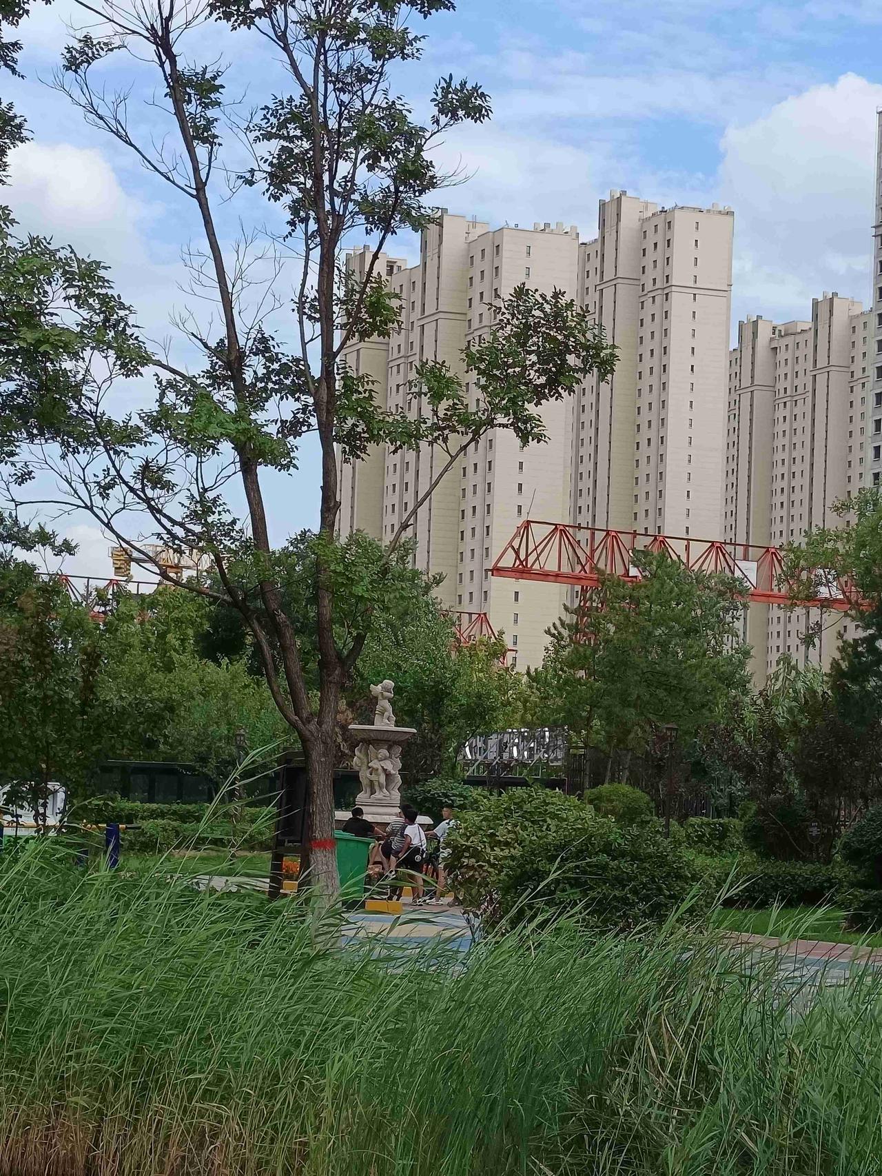 教会天使种音符

音乐小天使雕塑小品，伫立在花园一角。孩子们一起在讨论着什么呢？
