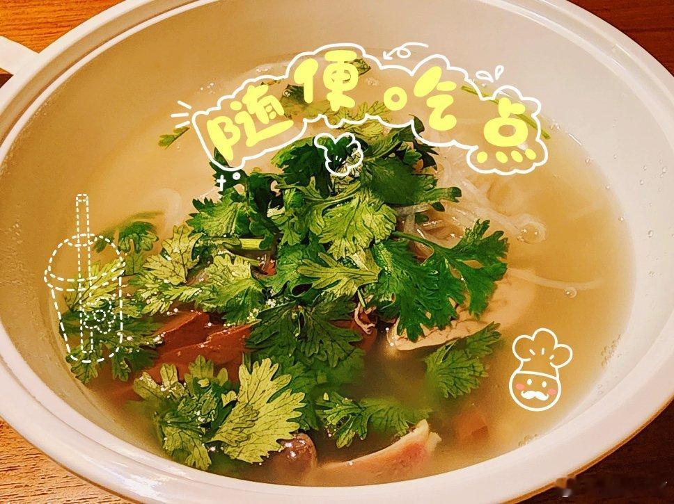 终于吃到了抵达后的第一餐酸辣鸭血米粉，不过没放辣油就是了随便吃点 ​​​