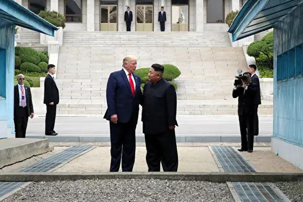 韩国国家情报院透露，美国总统特朗普和朝鲜领导人金正恩随时可能举行峰会。
同时有迹