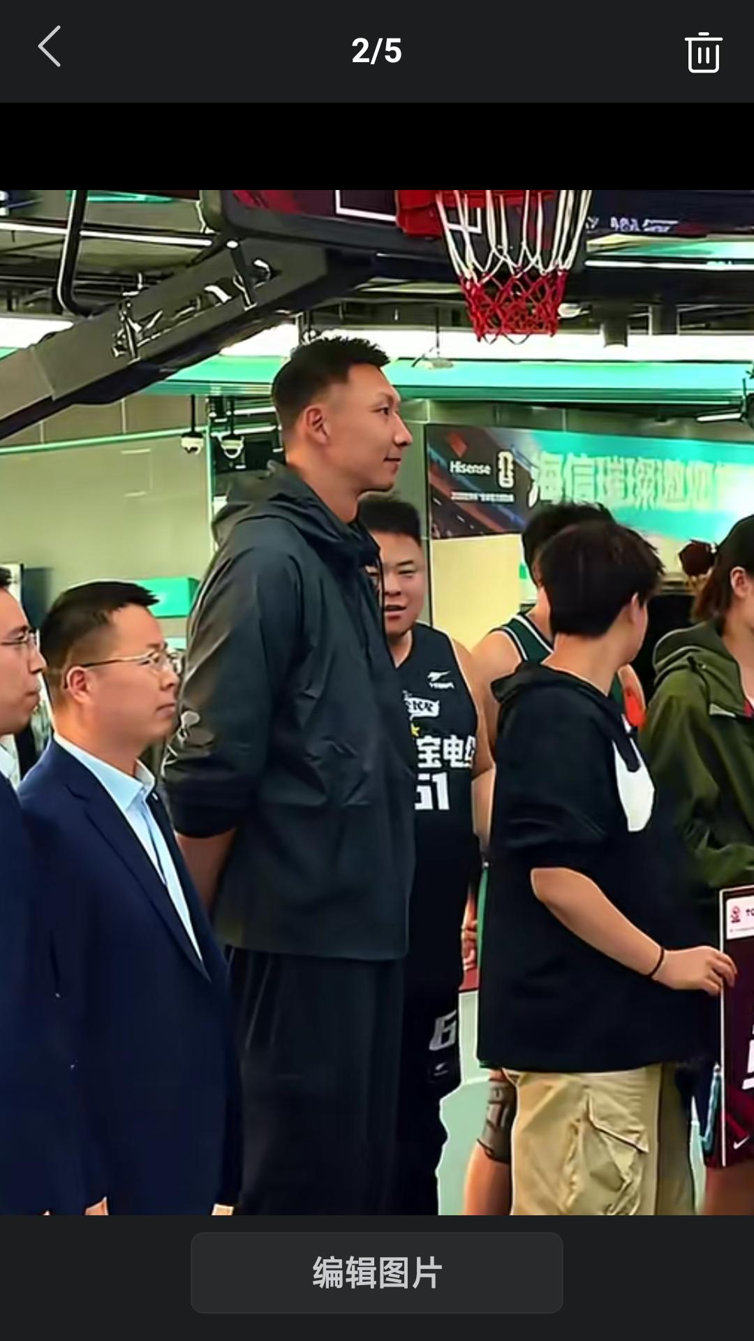 【据央视网消息，10月19日中国男篮名宿易建联来到湖北武汉，参加易建联杯篮球赛武