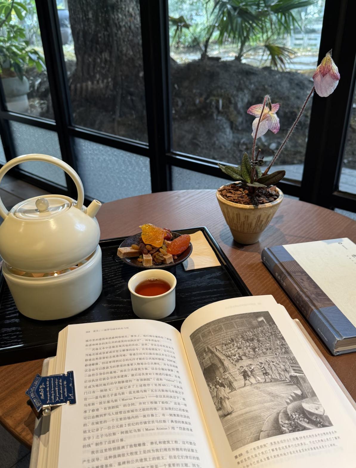 人到了中年，
蕞大的清醒，
是终于明白
读书，才是最省心的消遣。
 
年轻的时候