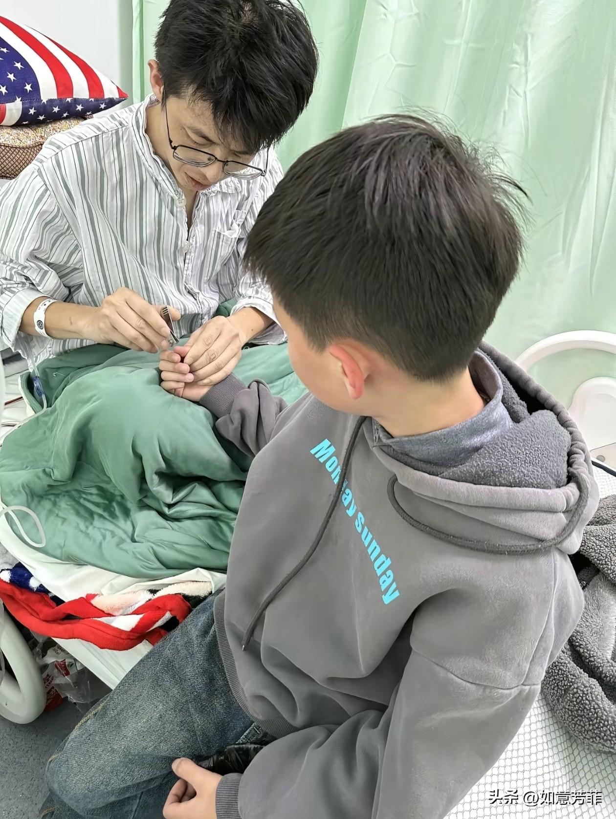 泪目了！河北，妻子带着两个孩子去医院看望病重的丈夫，在见到孩子后，丈夫流着泪说，