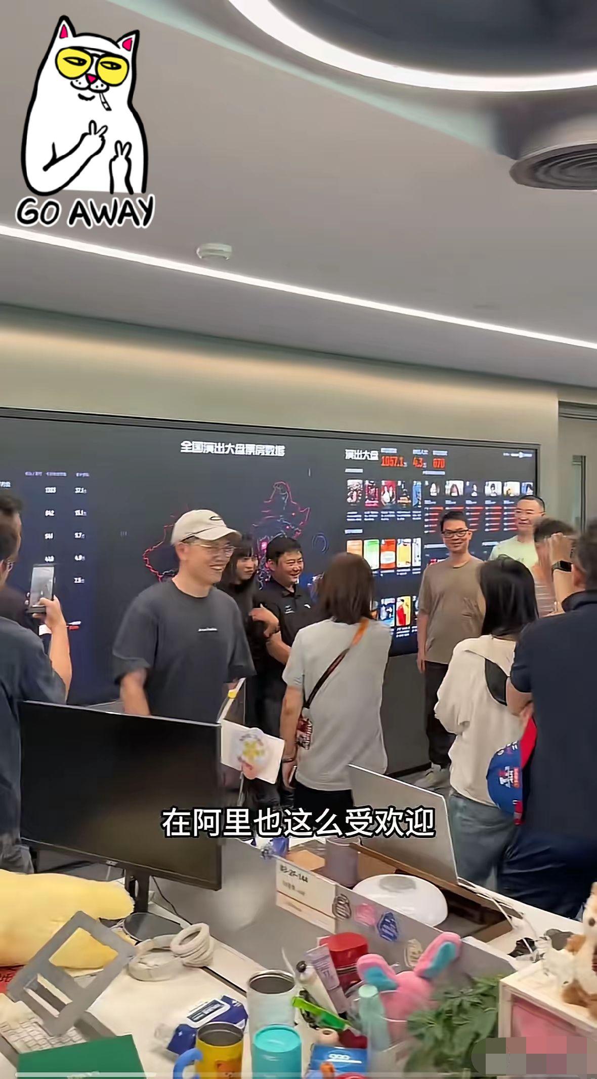 张雪现身阿里北京总部引发员工围观，人气非常旺盛，大家争相和张雪合影，张雪还坐了一