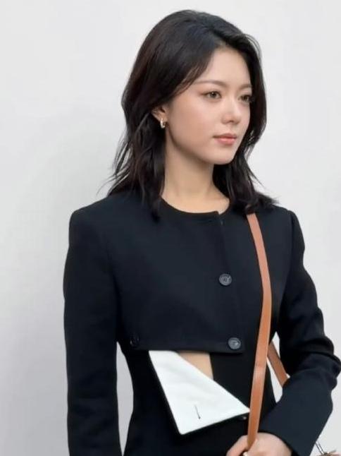 赵今麦：褪下婴儿肥，甜美气质愈发清冷

近日，赵今麦亮相盛典活动，她没有身着华丽