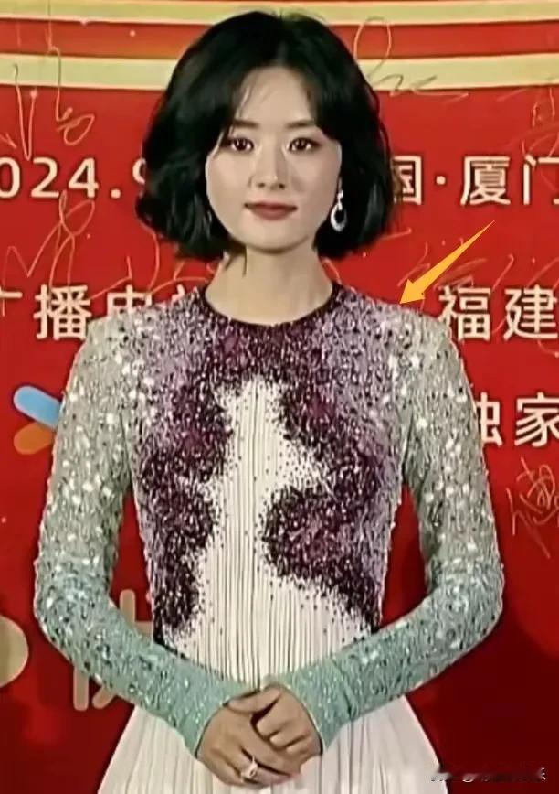 赵丽颖这件礼服没选好吧，
看起来很复古，还有点花，
短发的造型也有点显老，
还好