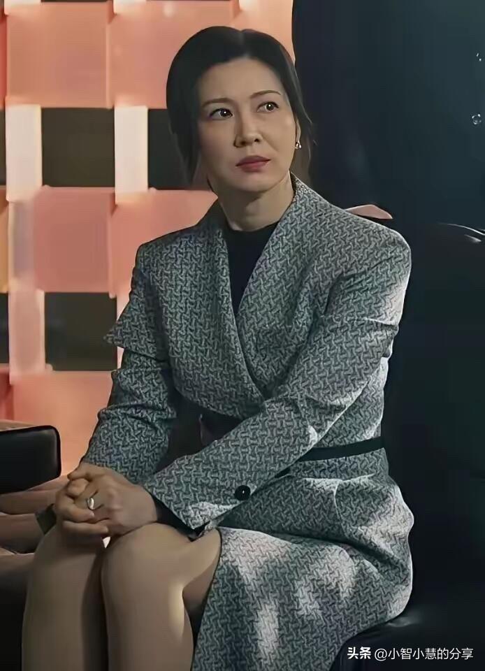 想当年，她可是多少少男少女的白月光啊，如今老了皮肤有皱纹，脸上有法令纹，女神也扛