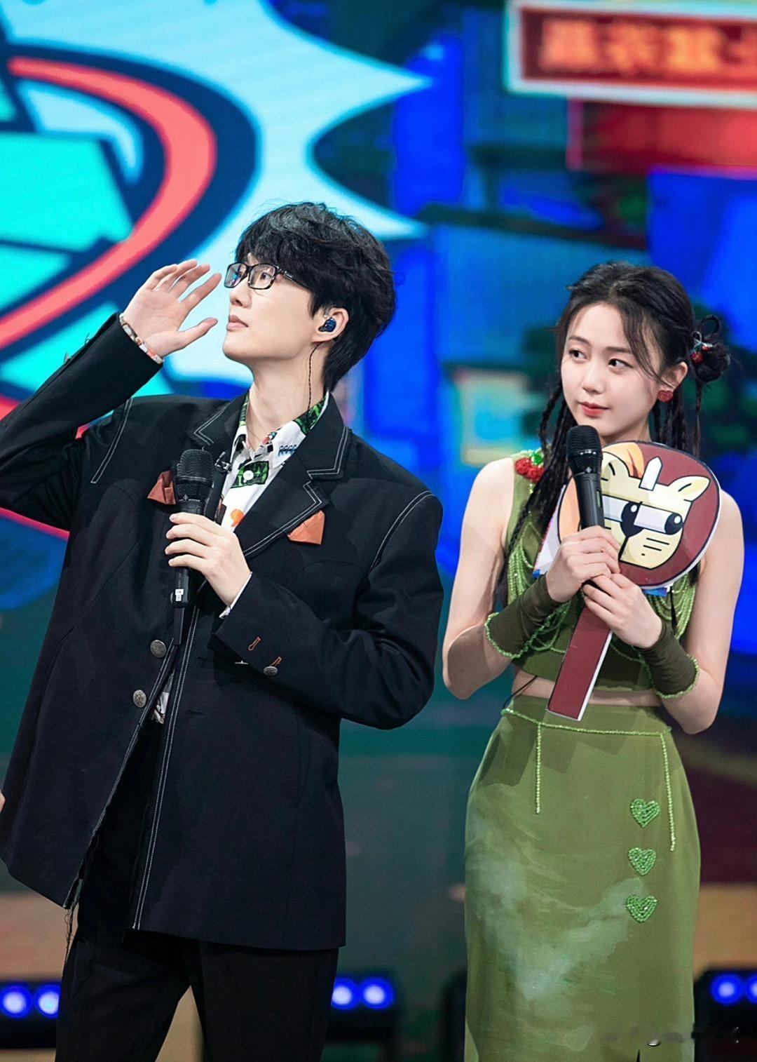 许嵩冯禧：零官宣4年，却比任何官宣都甜
前两天刷到一个视频，杭州网友在早餐店偶遇