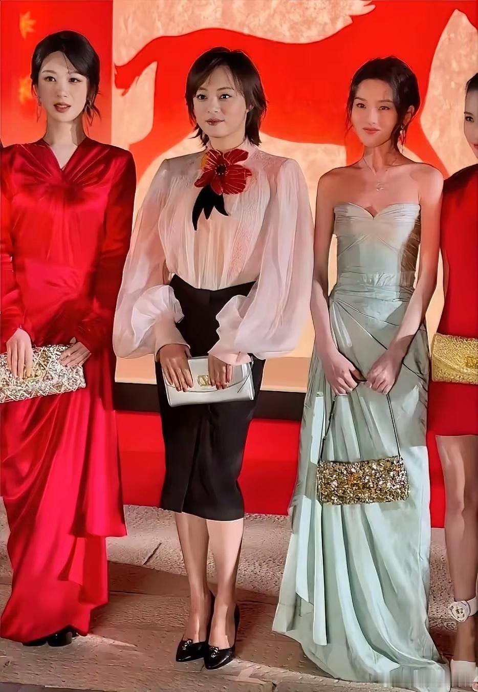 估计孙俪现在非常后悔，她千不该万不该，就不应该今天出席活动，选择站在杨紫的身边。