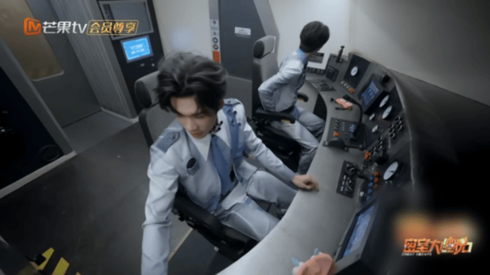 何运晨李晋晔双律列车长好带感俺滴个乖乖！何运晨李晋晔双律列车长好带感！驾驶间里破
