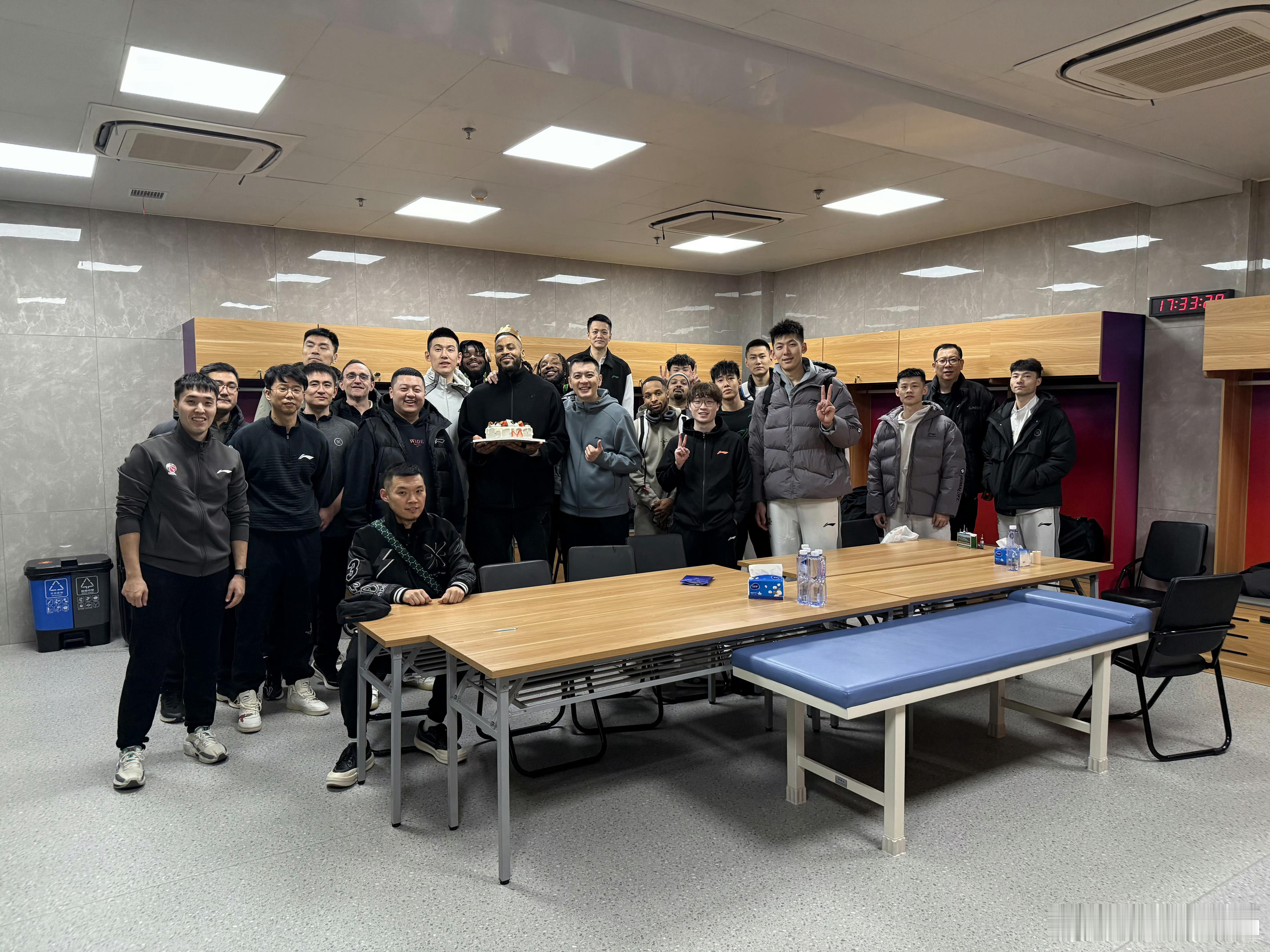 辽宁队全队在杭州客场为大莫过生日🎂ps：果然大莫还得杨导来“治”合影的小手一搭