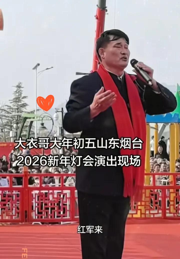 不装了！
朱之文刚把女儿风风光光嫁出去，大年初五就立马登台开唱。同样三首歌，今年