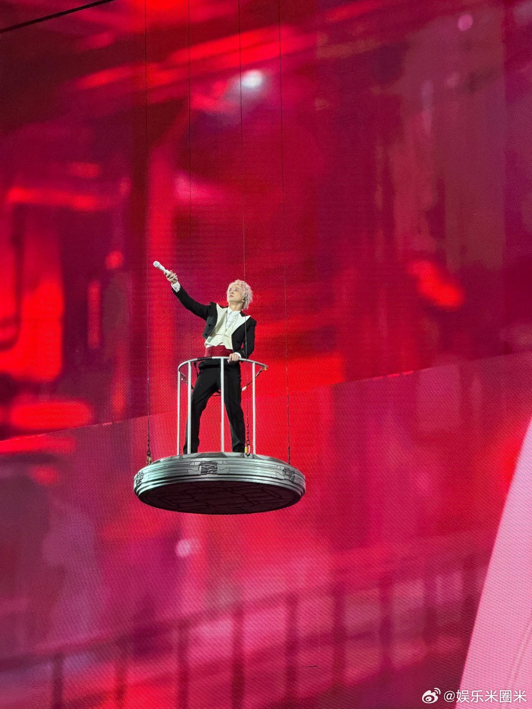 薛之谦吊威亚了薛之谦高台威亚 谁还没被薛之谦的高空舞台惊艳到！吊威亚也完全不影响