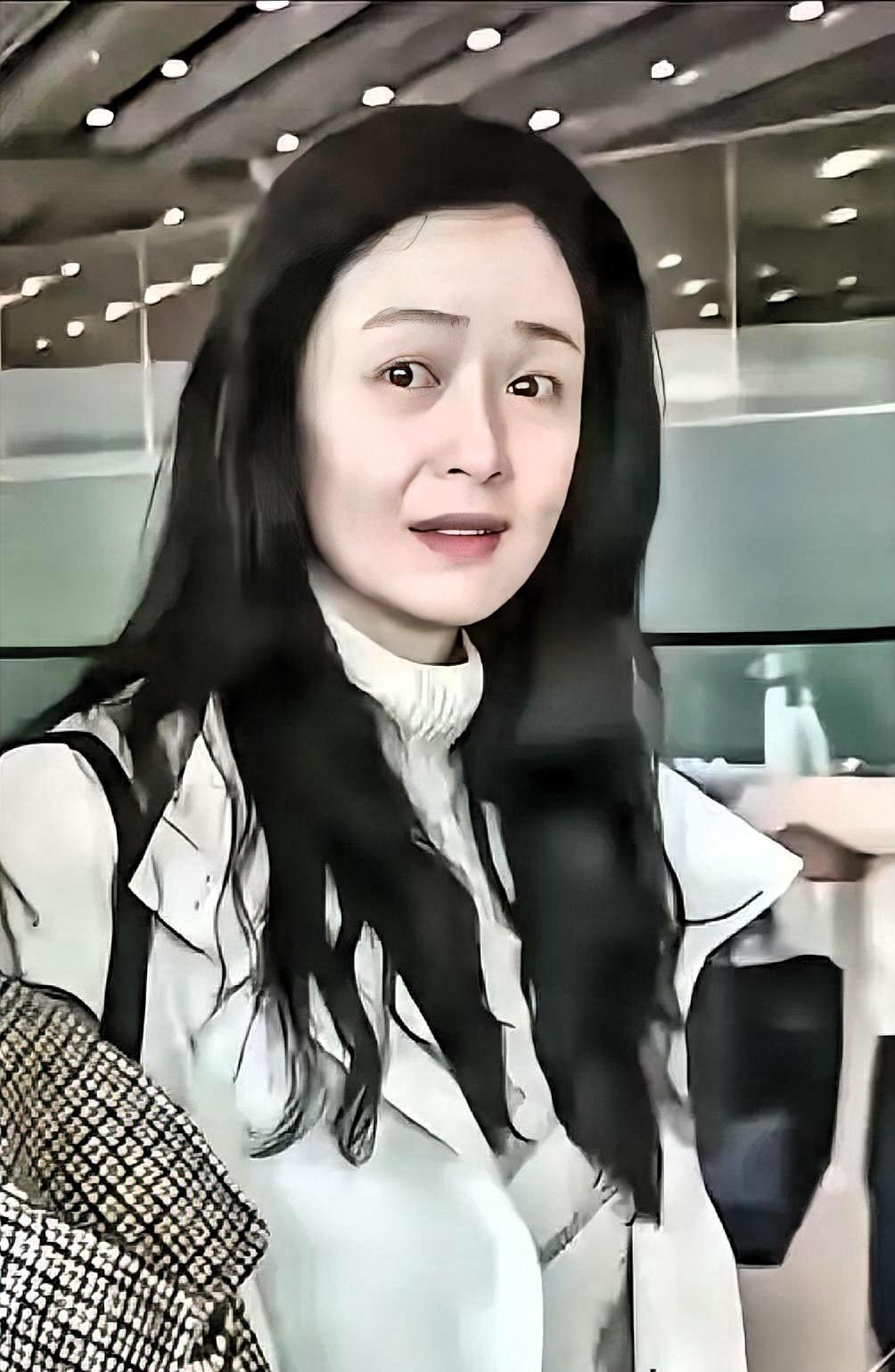 蒋欣近照刷屏了。一米七一的个子，硬饿到一百一十斤。
下颌线刀刮一样锋利。脸颊凹进