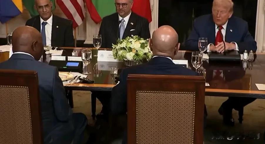 美国总统特朗普对利比里亚总统说：
“You speak very good En