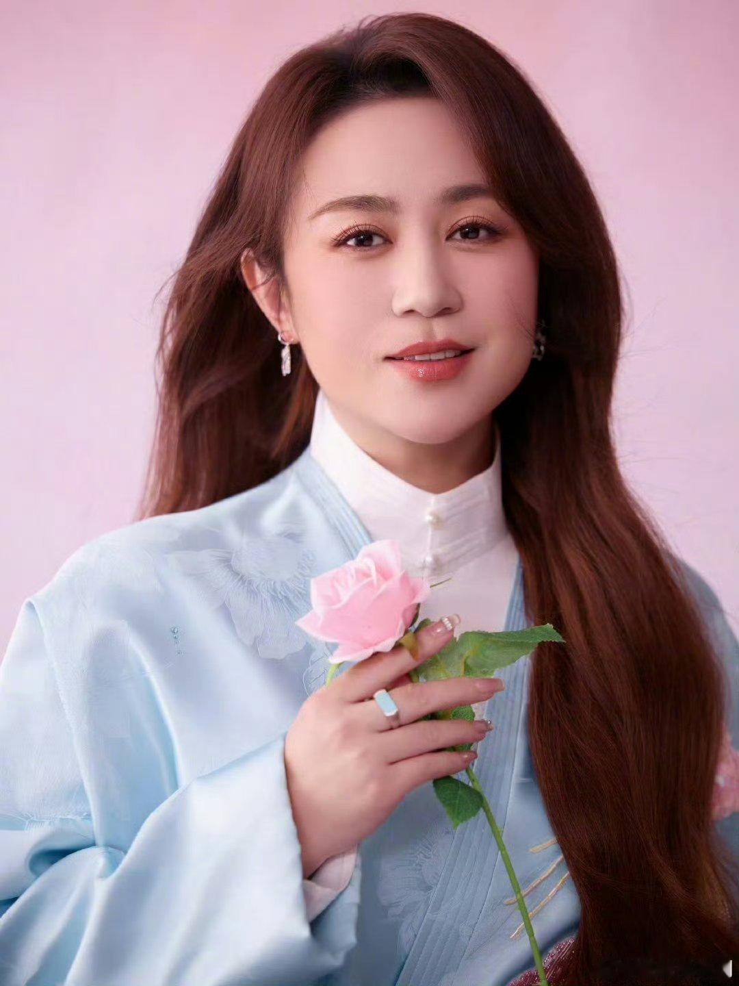 马丽杨迪组合名迪丽热巴但你别说，他俩如果组合名叫这个还真合适，名字很适配啊。你好