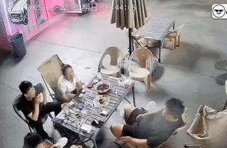 该如何解释这种情况？
1，两口子吵架，男的想，女的不想，女的跑了！情人来了！
2