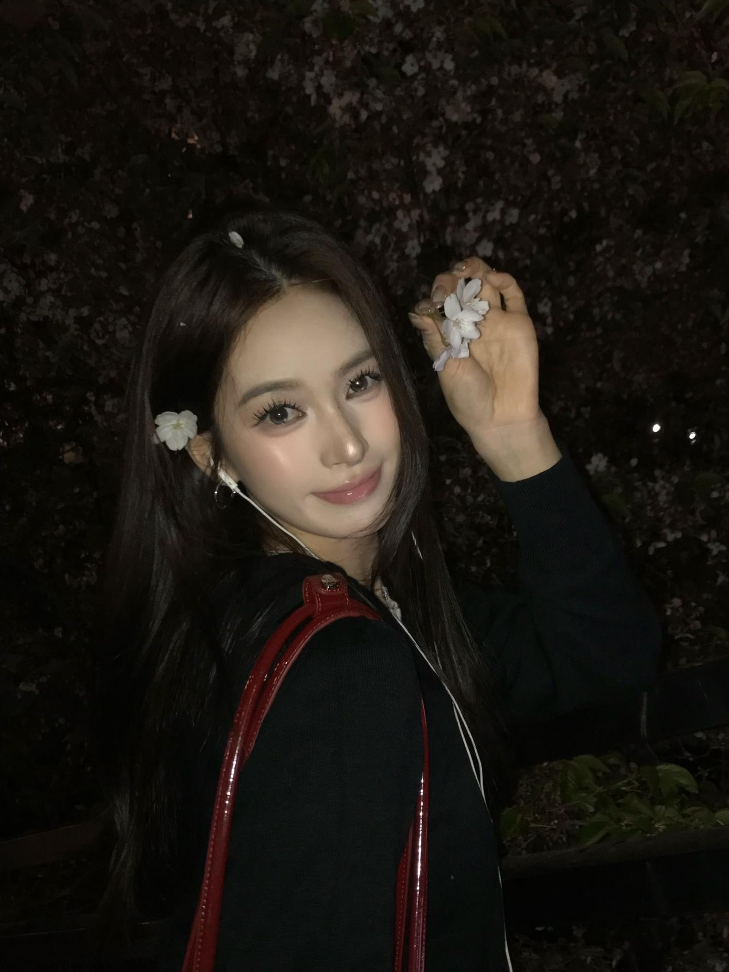 路过了地铁站口的夜樱。