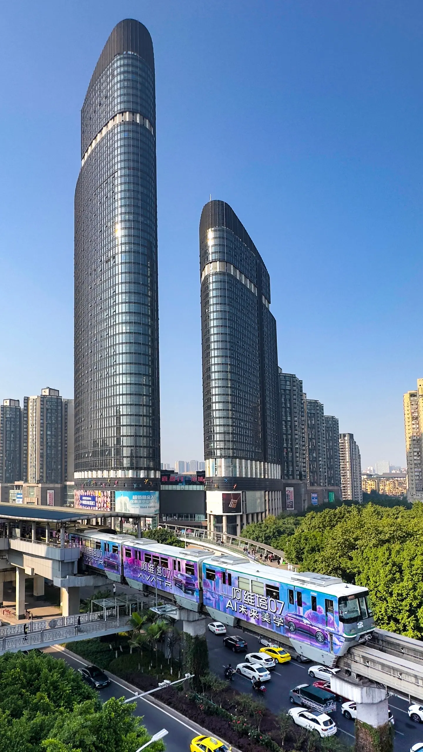 不会只有我一个人拍到重庆网红列车换脸了吧。阿维塔又偷偷搞事情！