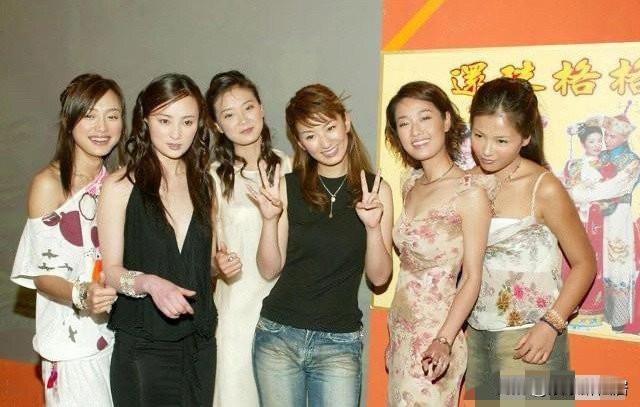 看到这张旧照片，不得不说琼瑶的眼光真是太毒了，

在那个没有美颜没有滤镜的年代，