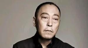 那会儿没人信，一个看起来像大叔的男生，能演好段雨国。
可后来大家才明白，他不是“