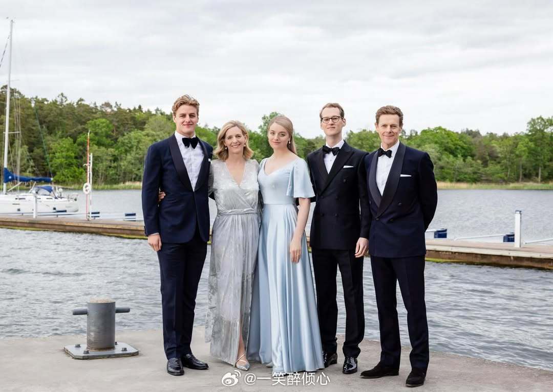 英国王室  正值英国母亲节，昨天奥格尔维夫人亚历山德拉公主的孙女Flora Ve