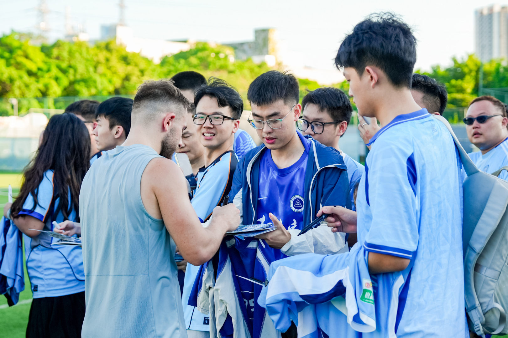 🖊️ 从训练场到签名区，球员们集体开启“签名模式”。👕⚽️📖🧣球衣、足球