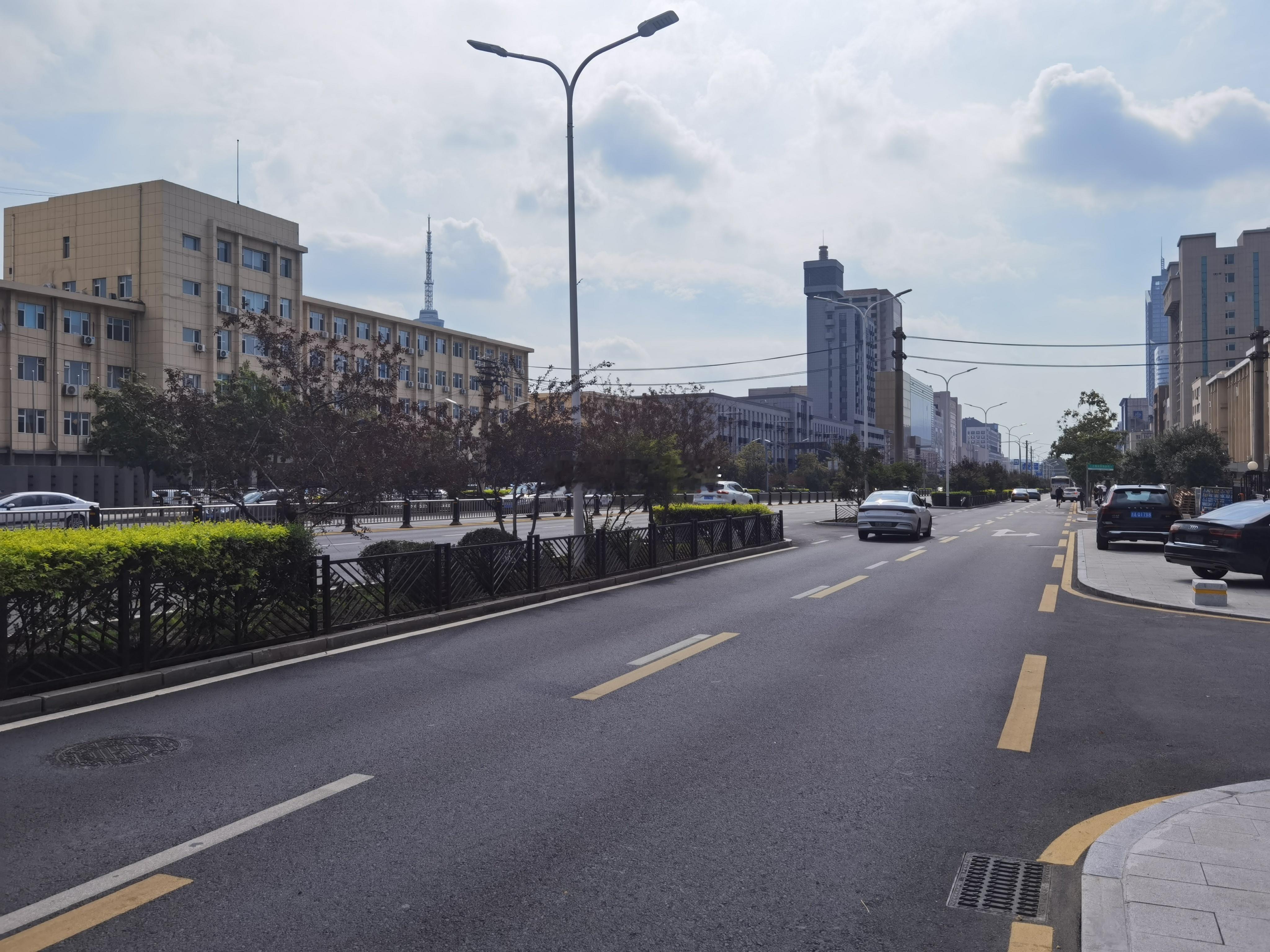走过全国不少城市，还是第1次看到大马路上没有非机动车道的。[偷笑]  ​​​