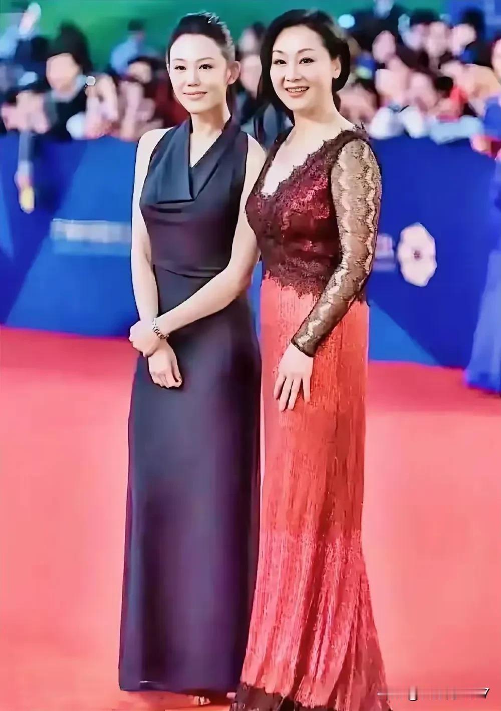 母女上台精彩秀，女儿聘婷，母亲丰满，颜值绝美，仪态端庄，有知道是哪家佳丽的，评论