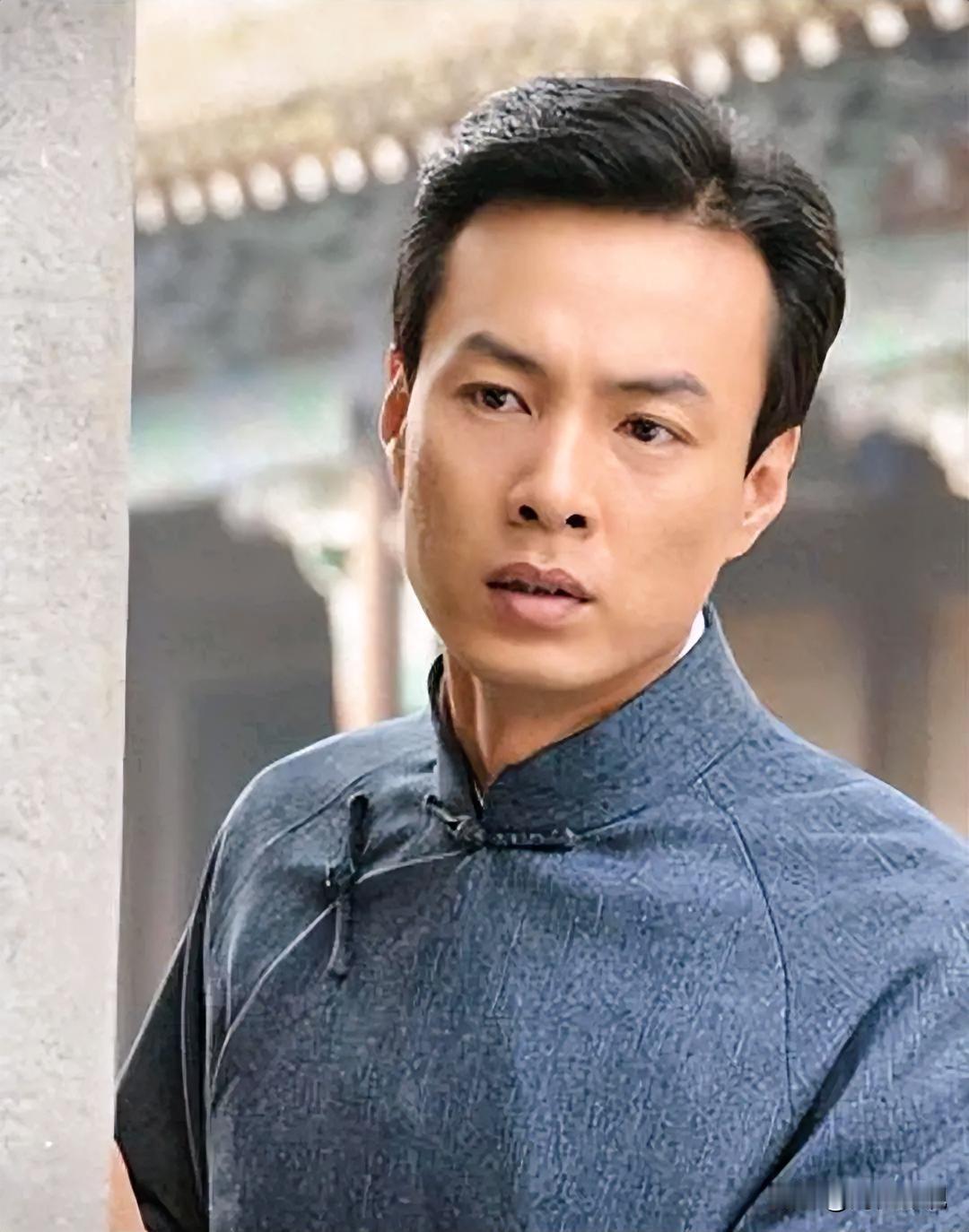 人长得帅，有20多年的表演经验，却始终不温不火，偏偏就是跟红无缘。
他今年50岁