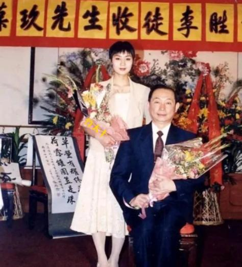 这是1995年，梅葆玖先生收徒李胜素时的合影。当时李胜素29岁，梅葆玖先生61岁