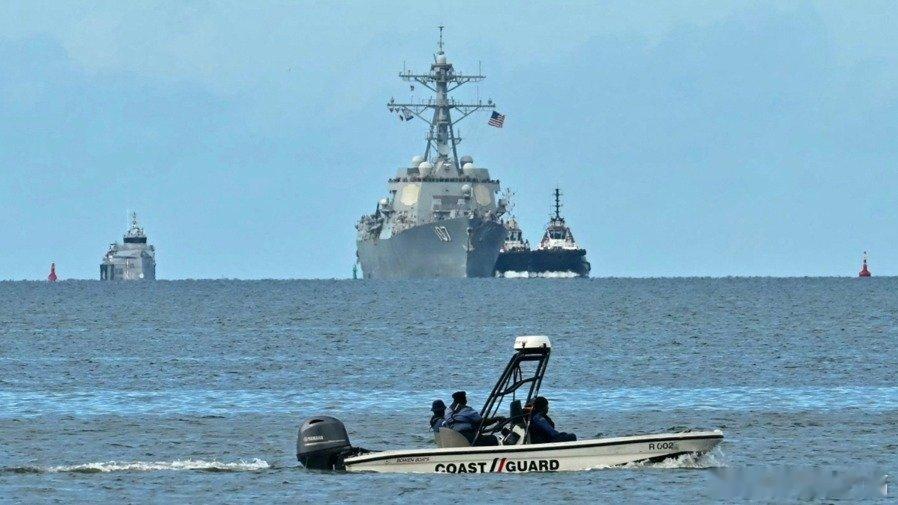 凤凰新闻【美军大兵压境，委内瑞拉发现一邻国与中情局勾结】10月26日，美军导弹驱