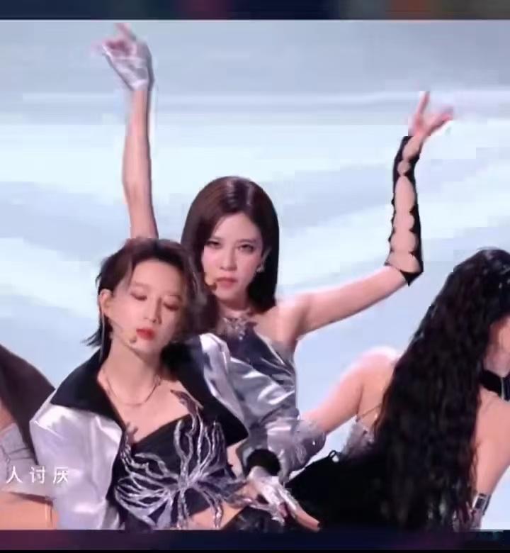 宋妍霏花蝴蝶台风宋妍霏业务能力好强舞台上光芒万丈，舞姿灵动飘逸，花蝴蝶般耀眼，业
