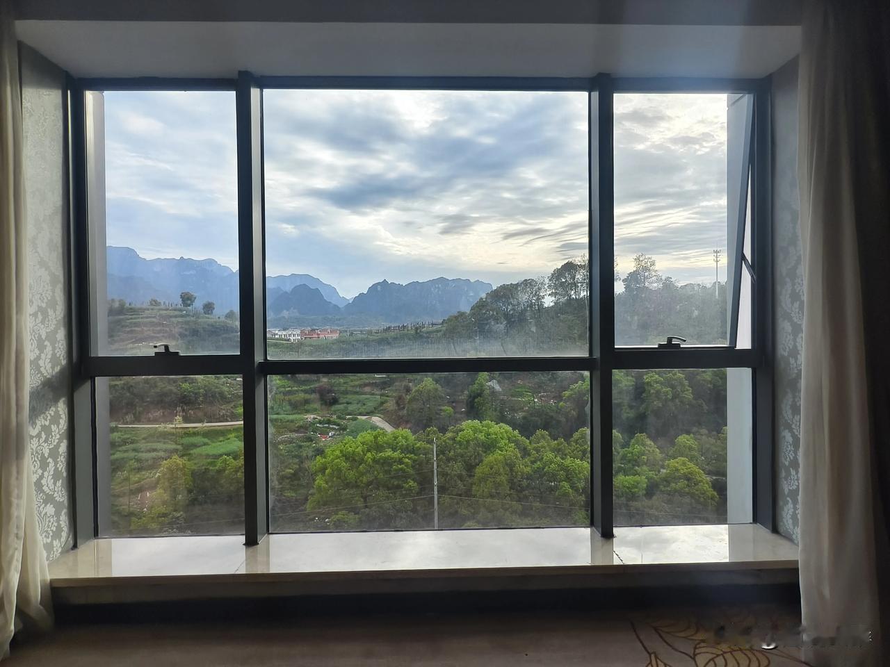 昨天回到张家界市，有人给我推荐了这家四季水世界度假水酒店，房间又大又舒服，还能看