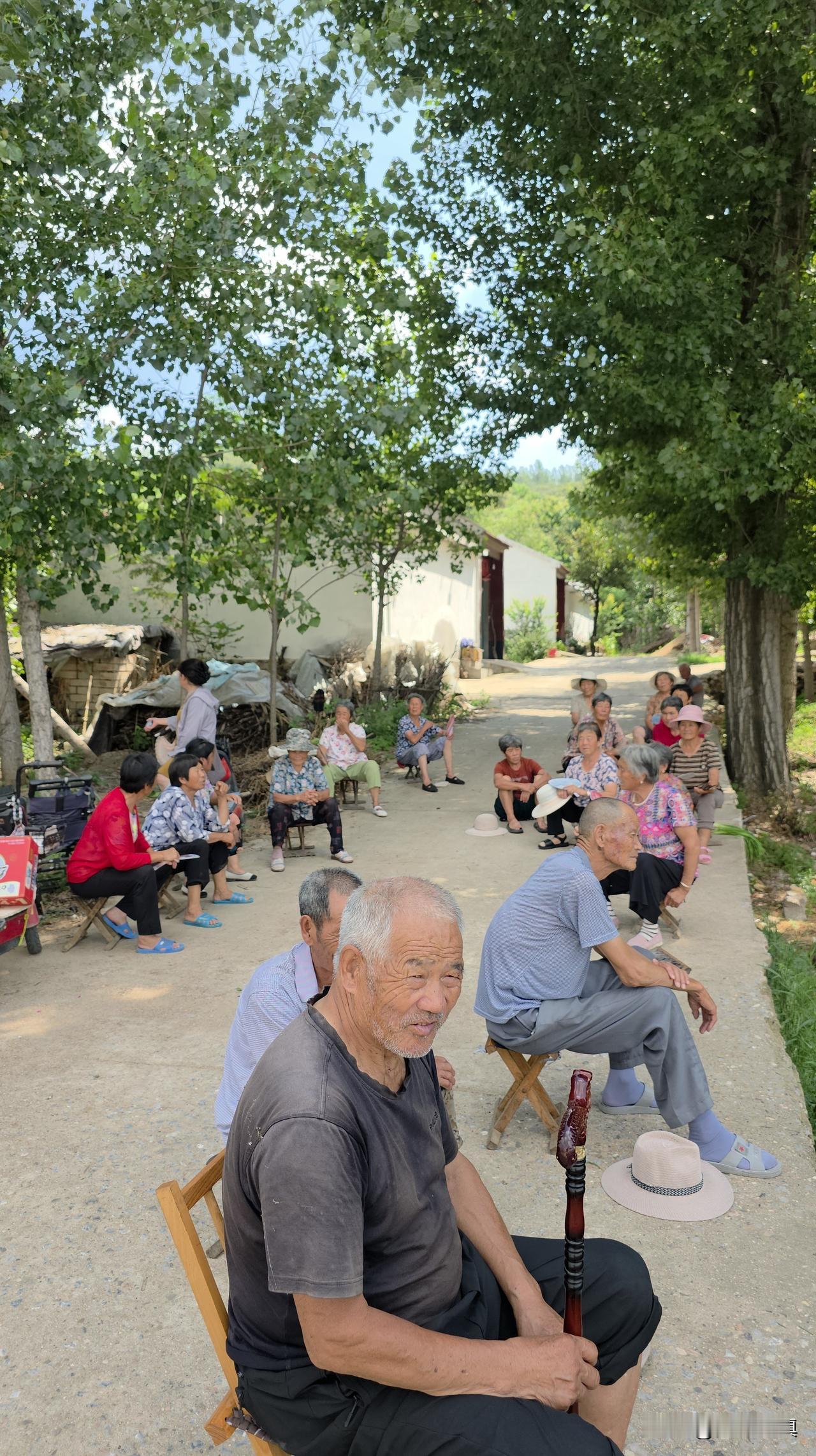 哈哈哈哈哈，今天下午听到一件事，把我笑岔了气……

村里有些人家，到现在也没盖出