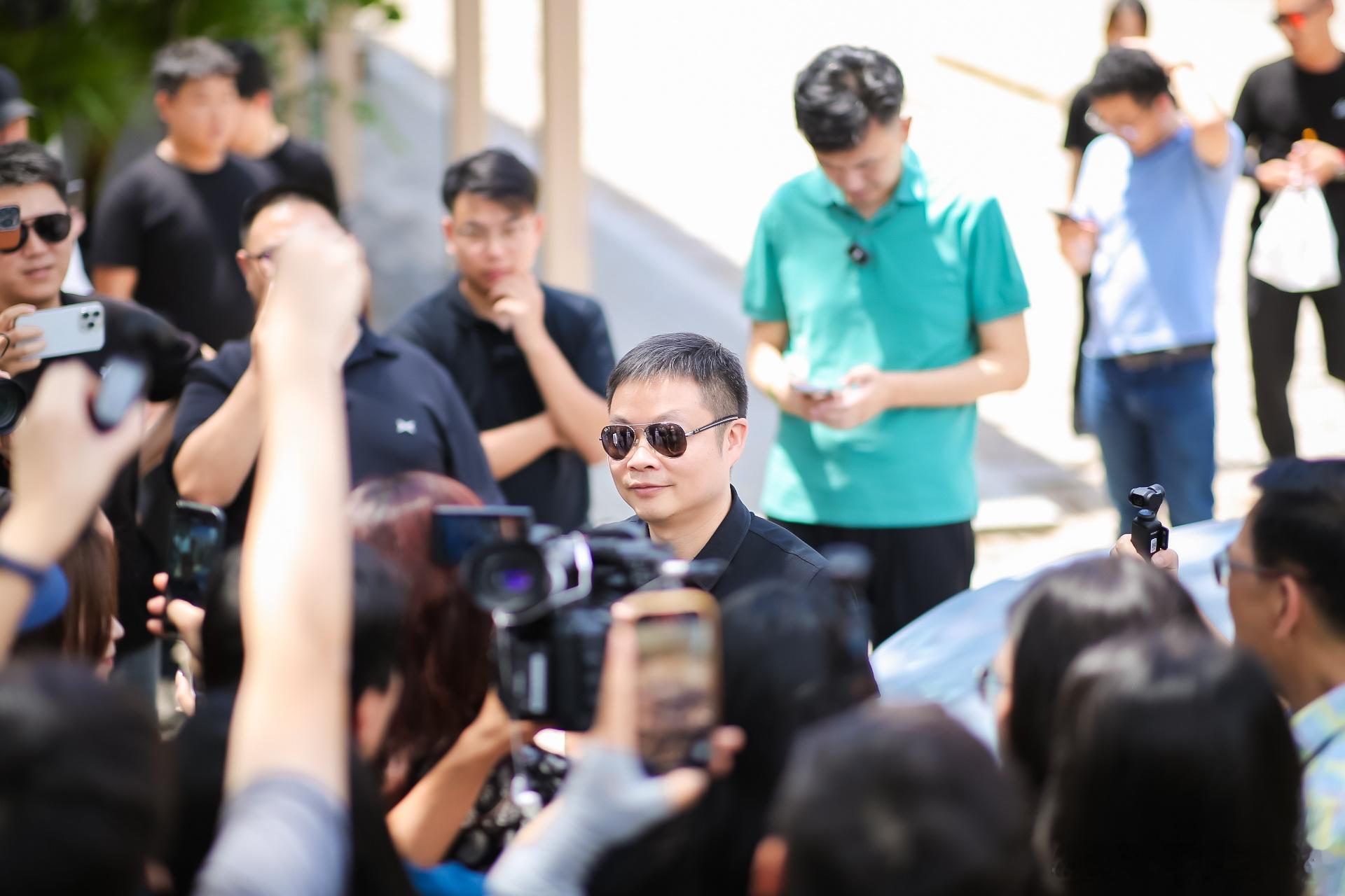 何小鹏与雷军商量过G7和YU7上市时间 肯定的，小鹏和小米关系挺好的，重点车型上