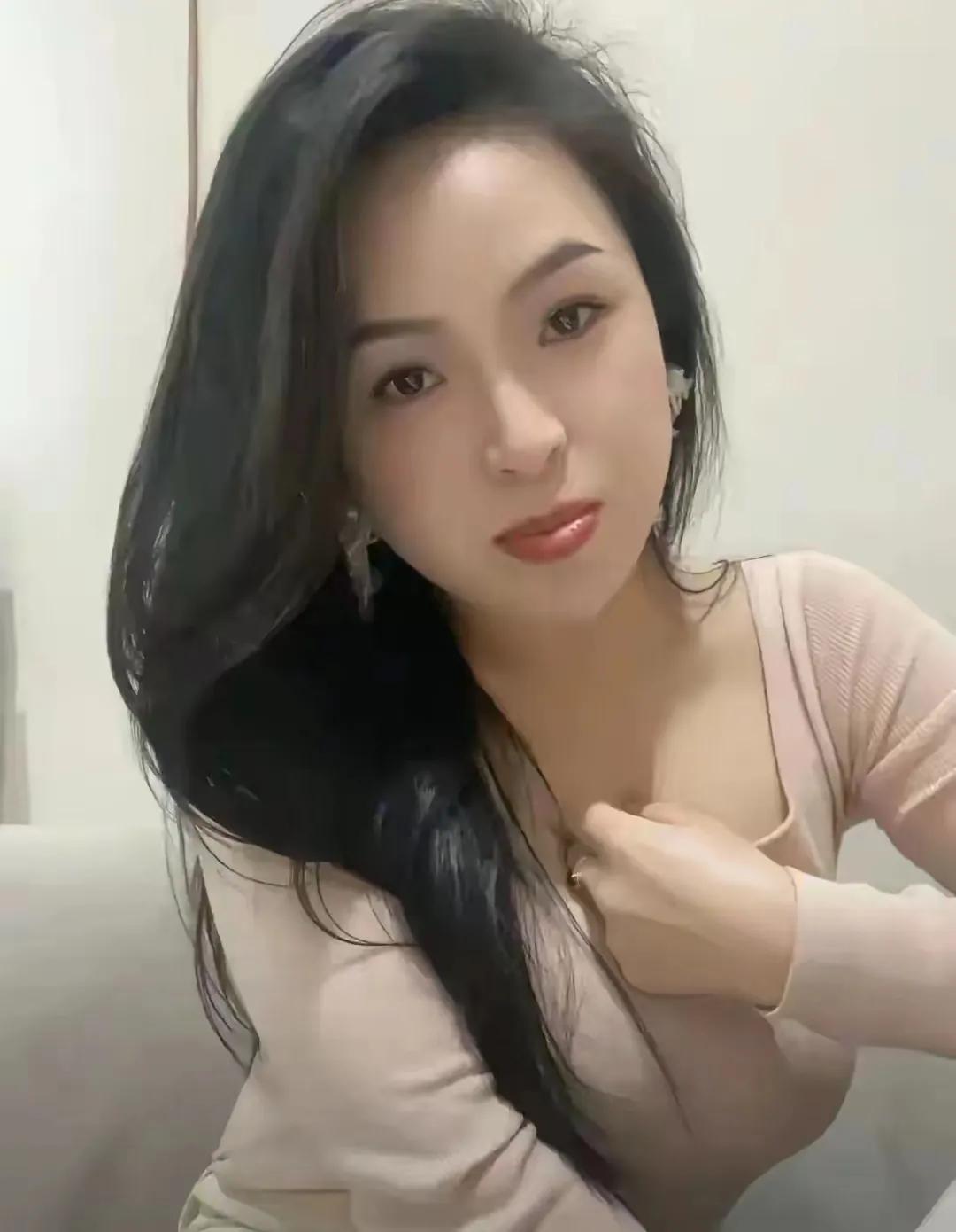在珠海这座美丽的海滨城市，有一个被网友们称为“珠海icon”的小姐姐，她名叫晓晴