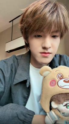 张泽禹突袭直播  追完张泽禹的突袭直播，真的意犹未尽，全程高能又搞笑，没有刻意整