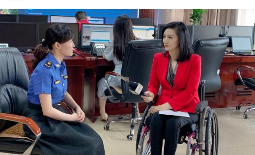 湖南卫视主持人梁艺瘫痪22年，曾公开征婚只提一个条件：“能推轮椅就行”。看似简单