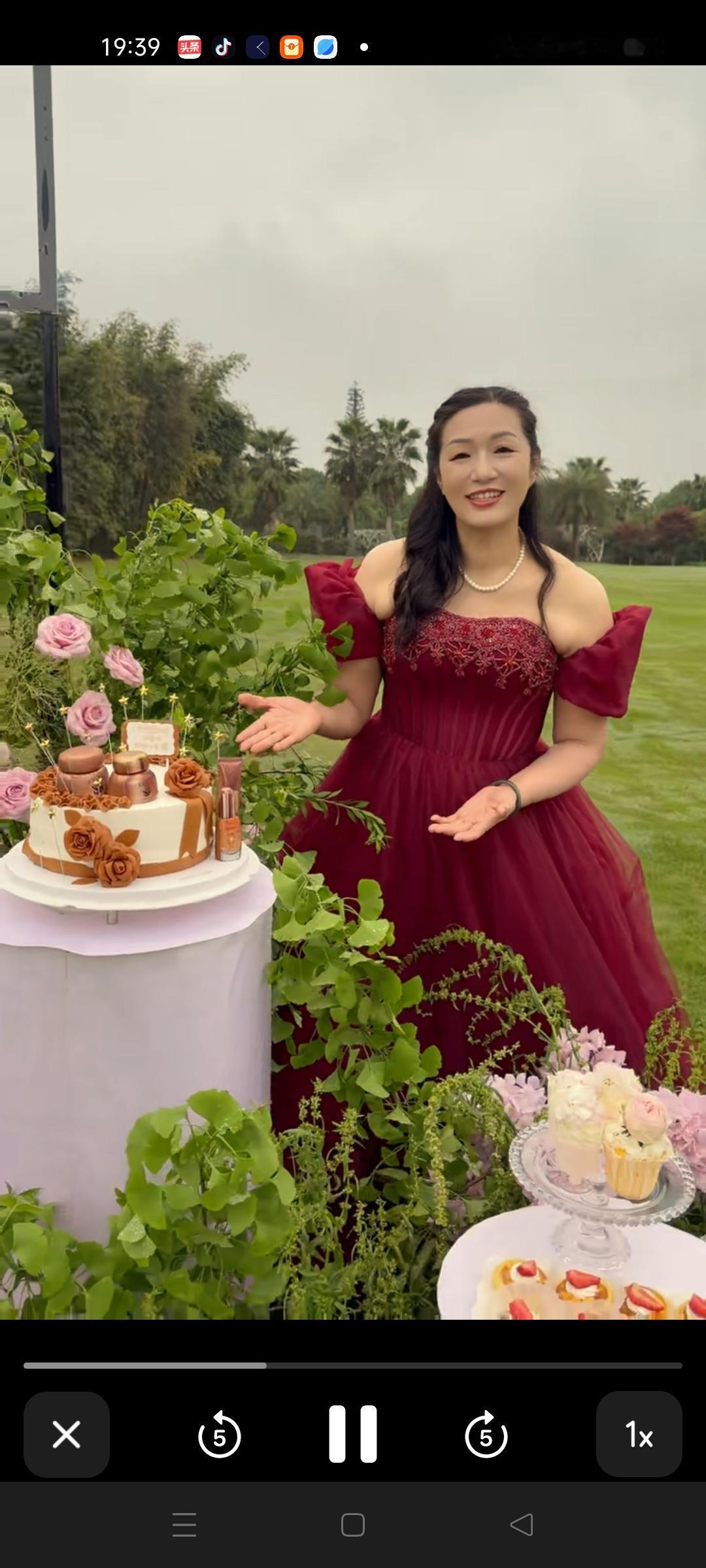 谢浩楠的妈妈许建华今日走红毯 ，被评为了某品牌的推荐官 ，许建华的妈妈非常高兴 