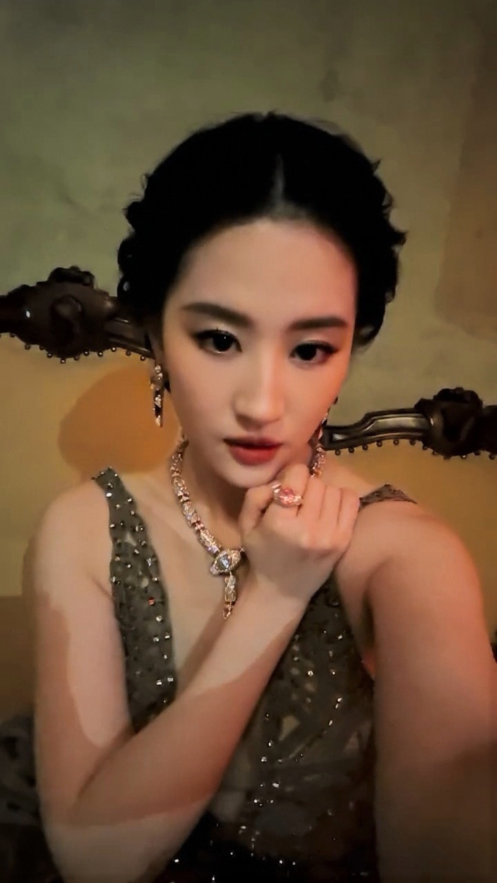 刘亦菲安妮海瑟薇世纪神图 只要刘亦菲举起📱，你就等着出神图吧！我说错了吗？刘亦